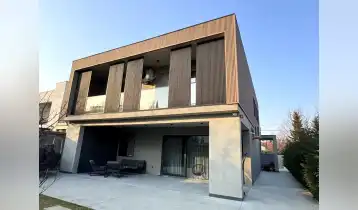 იყიდება 300m2 ახალი აშენებული საკუთარი სახლი რემონტით. ფასი: 690000$