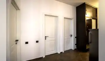 {{ gallery.alt }}