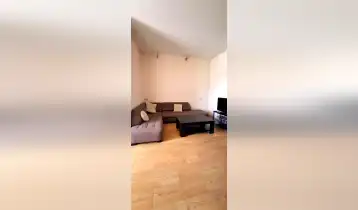 ქირავდება 90m2 ქალაქური ახალი აშენებული ბინა ძველი რემონტით. ფასი: 800$