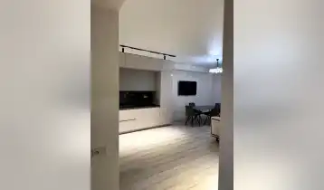იყიდება 69m2 არასტანდარტული ახალი აშენებული ბინა ახალი რემონტით. ფასი: 141000$