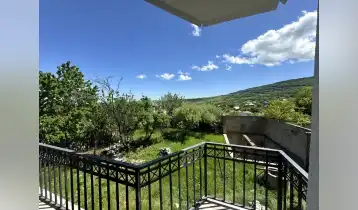 (Auto Translate!) Private House for Sale in Tsavkisi Prosecutors Tabidze Street 270 m2 House, 600 m2 Yard

The house is a new renovated residential furniture without cooking and appliances, has views from all sides

4 bedrooms 1 large porch 2 balconies 2 fireplaces and wine cellars. Massive hardwood floors, Spanish tile tile massive wood doors. Plumbing Eleura Finished. The yard is poured into a concrete pool