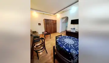 იყიდება ორ ოთახიანი ბინა ბარნოვის ქუჩაზე, ორი დამატებითი სარდაფით(ერთი სარდაფი -13 კვ.მ, მეორე - 24 კვ.მ). პანდემიამდე ბინაში ფუნქციონირებდა სალონი, რომელსაც ჰქონდა მაღალი შემოსავალი, შესაბამისად, ბინას აქვს კომერციული ფართის ფასი. მიმდებარედ არის უამრავი კაფე-ბარი და სასტუმროები. ბინა ახლოს არის რუსთაველის მეტროსთან. ბარნოვიდან არის დაბალი პირველი სართული, ხოლო ზანდუკელის ქუჩიდან - მეორე სართული.