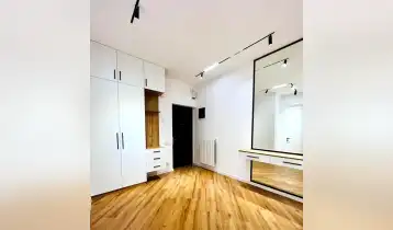 {{ gallery.alt }}