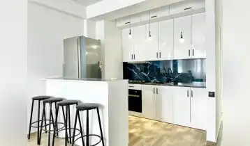 იყიდება 90m2 არასტანდარტული ახალი აშენებული ბინა ახალი რემონტით. ფასი: 165000$