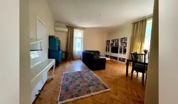 იყიდება 65m2 არასტანდარტული ძველი აშენებული ბინა რემონტით. ფასი: 200000$