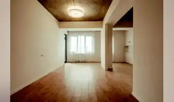 იყიდება 75m2 არასტანდარტული ახალი აშენებული ბინა ახალი რემონტით. ფასი: 131425$