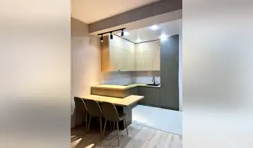 იყიდება 46m2 არასტანდარტული ახალი აშენებული ბინა ახალი რემონტით. ფასი: 74000$