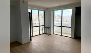 იყიდება 59m2 არასტანდარტული ახალი აშენებული ბინა ახალი რემონტით. ფასი: 122000$