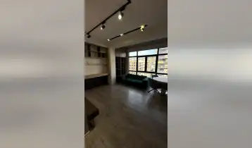 იყიდება 70m2 არასტანდარტული ახალი აშენებული ბინა ახალი რემონტით. ფასი: 160000$