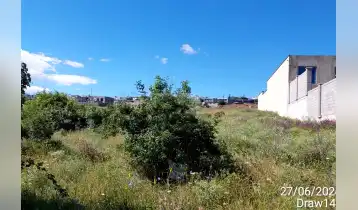 (Auto Translate!) A plot in an ideal location. One complete side is the so-called A ravine where there will be no adjacent neighbors and there will always be space in front of the yard as a border!