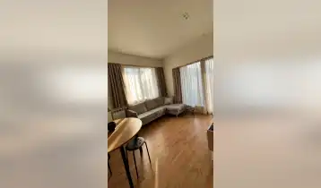 იყიდება 38m2 არასტანდარტული ახალი აშენებული ბინა ახალი რემონტით. ფასი: 98000$