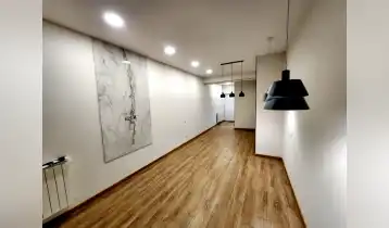 იყიდება 38m2 არასტანდარტული ახალი აშენებული ბინა ახალი რემონტით. ფასი: 105000$