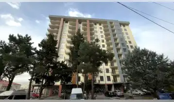 იყიდება 100m2 არასტანდარტული ახალი აშენებული ბინა თეთრი კარკასი. ფასი: 165000$