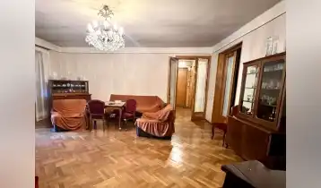 იყიდება 135m2 არასტანდარტული ძველი აშენებული ბინა ძველი რემონტით. ფასი: 185000$