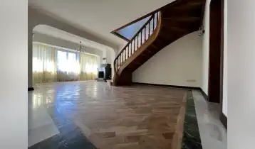 Продается 283m2 Нестандартный Старая постройка Квартира со старым ремонтом. Цена: 490000$