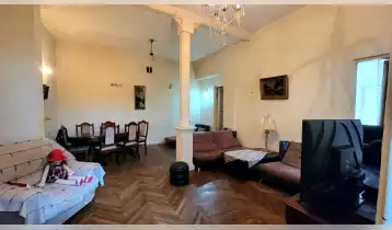 ❗️თავისუფლების მოედანზე იყიდება 82კვ.მ. (ორსაძინებლიანი) მყარი, აგურით ნაშენი ბინა იტალიურ ეზოში, ორივე საძინებლის ფანჯარა გადის ჩიხის მხარეს და სურვილისამებრ, შესაძლებელია კარის გაჭრა) ❗️ამაღლებული I სართული ❗️ჭერის სიმაღლე - 3,5მ ❗️