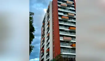 იყიდება 73m2 არასტანდარტული ახალი აშენებული ბინა თეთრი კარკასი. ფასი: 109000$