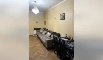 იყიდება 75m2 არასტანდარტული ძველი აშენებული ბინა ძველი რემონტით. ფასი: 110000$
