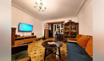 Продается 97m2 Нестандартный Старая постройка Квартира с новым ремонтом. Цена: 250000$