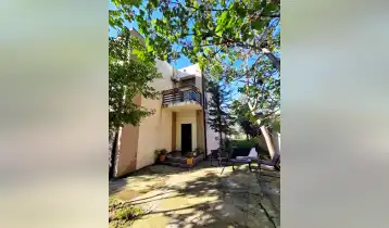 (Auto Translate!) A two-story private house built 10 years ago, renovated, is for sale on Khataeti Street. Only needs a minor cosmetic update.