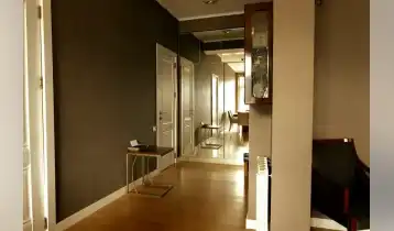{{ gallery.alt }}