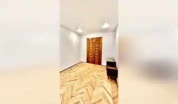 {{ gallery.alt }}