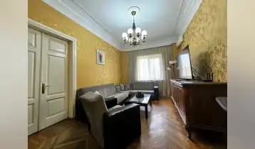 (Auto Translate!) Urgently for sale apartment in the middle of Tbilisi .The dry bridge: 4 rooms, kitchen, 2 balconies, loggia. Ceiling height 3.25 m. 124.02 sq.m., Privatized attic 116 sq.m.
Parking place in the yard