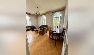 (Авто перевод!) Продается на проспекте Чавчавадзе 3 спальни квартиры (65 кв. М) (так называемый Сталинский в здании) с его проектом подготовки 88 (кв. М) и разрешения. Дом расположен в идеальном месте, непосредственно от башни оси и ровно в 3 минутах езды от Vake Park.