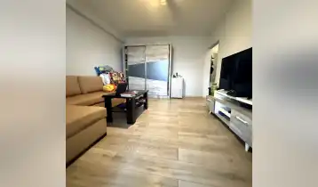 (Auto Translate!) The apartment is bright and cozy with an unusual view of Tbilisi, the furniture and appliances remain in the apartment. The building has a builder that is used for storage. Vehicle parking in the courtyard of the building.