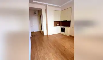 იყიდება 43m2 არასტანდარტული ახალი აშენებული ბინა ახალი რემონტით. ფასი: 105000$