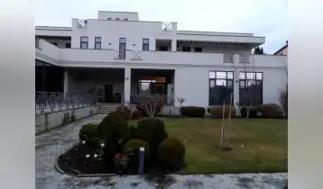 (Авто перевод!) Продается очень большой и красивый дом в Дигоми. 

Большая гостиная.
5 спален.
8 ванная комната
Гараж на 4 машины
Большой подвал