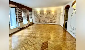 (Авто перевод!) На первом этаже красивого исторического дома. 5 окон выходят на Римскую улицу. Это очень активная туристическая зона для инвестиций, это уголок возле пешеходной части Агмашенебели, сухого моста. Входишь прямо из холла, на этаже всего одна дверь. Светлое большое пространство с деревянным паркетом, ванной комнатой и небольшой кухней. Есть отопление и кондиционер. Его можно использовать как офис, выставку, кофейню, антикварный или сувенирный магазин. Логистически легко доступен с побережья и Агмашенебели. Помещение сдавалось в аренду сроком на 10 лет. Только что завершился полный ремонт дома.