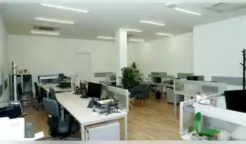 (Auto Translate!) A newly renovated 1200 square meter, 3-story independent building is for sale near the American Embassy. The office has a courtyard parking space for 15 cars. All three floors have independent kitchens and bathrooms. The office combines 20 rooms and offices of different sizes with an ideal layout that can freely accommodate up to 150-200 people for any office activity.