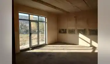 {{ gallery.alt }}
