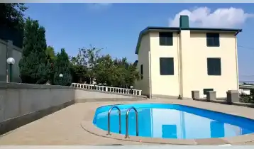 იყიდება 350m2 ძველი აშენებული საკუთარი სახლი ძველი რემონტით. ფასი: 515000$