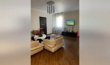 იყიდება 73m2 არასტანდარტული ძველი აშენებული ბინა ძველი რემონტით. ფასი: 130000$