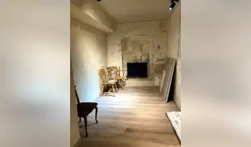 {{ gallery.alt }}