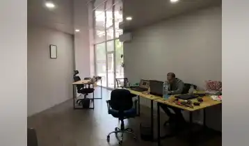 (Auto Translate!) A commercial space of 33 sq/m is for sale in the central location of the city, first floor, the bathroom is currently used as a second commercial space, but it is possible to bring it inside, because the appropriate wiring is calculated. The space has a large stained glass window on the street side