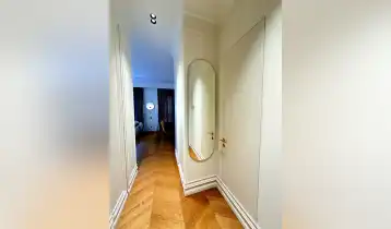 {{ gallery.alt }}