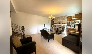 (Auto Translate!) House for sale in Ivertubani

Private house for sale in Ivertubani.

 Yard - 250 m²

 House — 300 m²

4 bedrooms

2 bathrooms

The house needs renovation. The place is located in a quiet and convenient area.