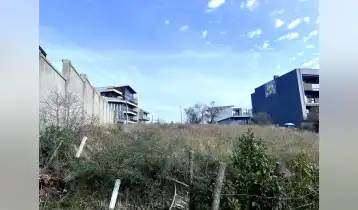 (Auto Translate!) A plot of land for sale, adjacent to Lisi Lake, with a panoramic view of Tbilisi, with an agreed project on a nine-apartment building.