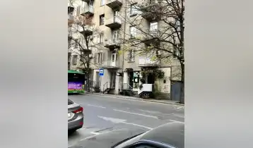 (Auto Translate!) A 125 sq. m apartment on the 1st floor with the prospect of commercialization is for sale, as well as a +25 sq. m basement with water and gas connections, it is also possible to rent it with a long-term contract. An application for commercialization has been submitted and an answer will be given within 1 month