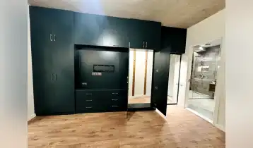 {{ gallery.alt }}