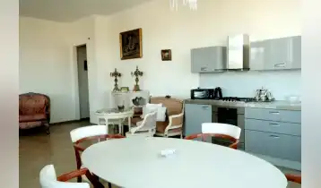 Продается 240m2 Нестандартный Старая постройка Квартира с новым ремонтом. Цена: 550000$