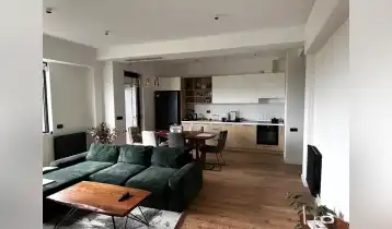 იყიდება 76m2 არასტანდარტული ახალი აშენებული ბინა ახალი რემონტით. ფასი: 153000$