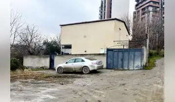 იყიდება 165m2 ძველი აშენებული საკუთარი სახლი ძველი რემონტით. ფასი: 210000$