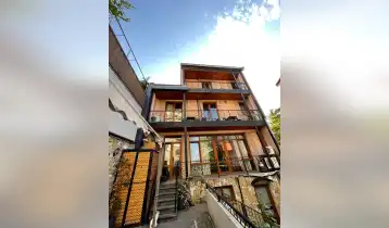 იყიდება სასტუმროს ტიპის შენობა საბურთალოზე ბუკიას ბაღთან, აქვს 2 შესასვლელი იყალთოს ქუჩიდან და პეკინის გამზირიდან, არის 8 ნომერი (აქედან 2 არის ოროთახიანი და დამოუკიდებელი სამზარეულოთი), 90 კვ.მ პატარა ეზო.