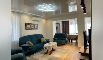 იყიდება 80m2 არასტანდარტული ძველი აშენებული ბინა ძველი რემონტით. ფასი: 310000$