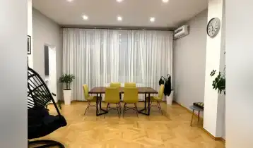 იყიდება 104m2 არასტანდარტული ძველი აშენებული ბინა ახალი რემონტით. ფასი: 265000$