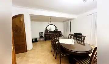 იყიდება 112m2 არასტანდარტული ძველი აშენებული ბინა ახალი რემონტით. ფასი: 270000$